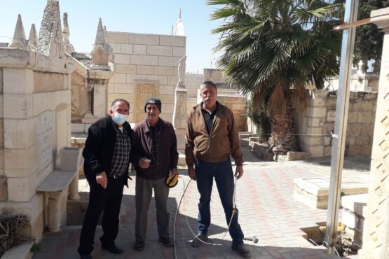 مظلة في الساحة الرئيسية أمام المدخل الرئيسي لمقبرة الطائفة